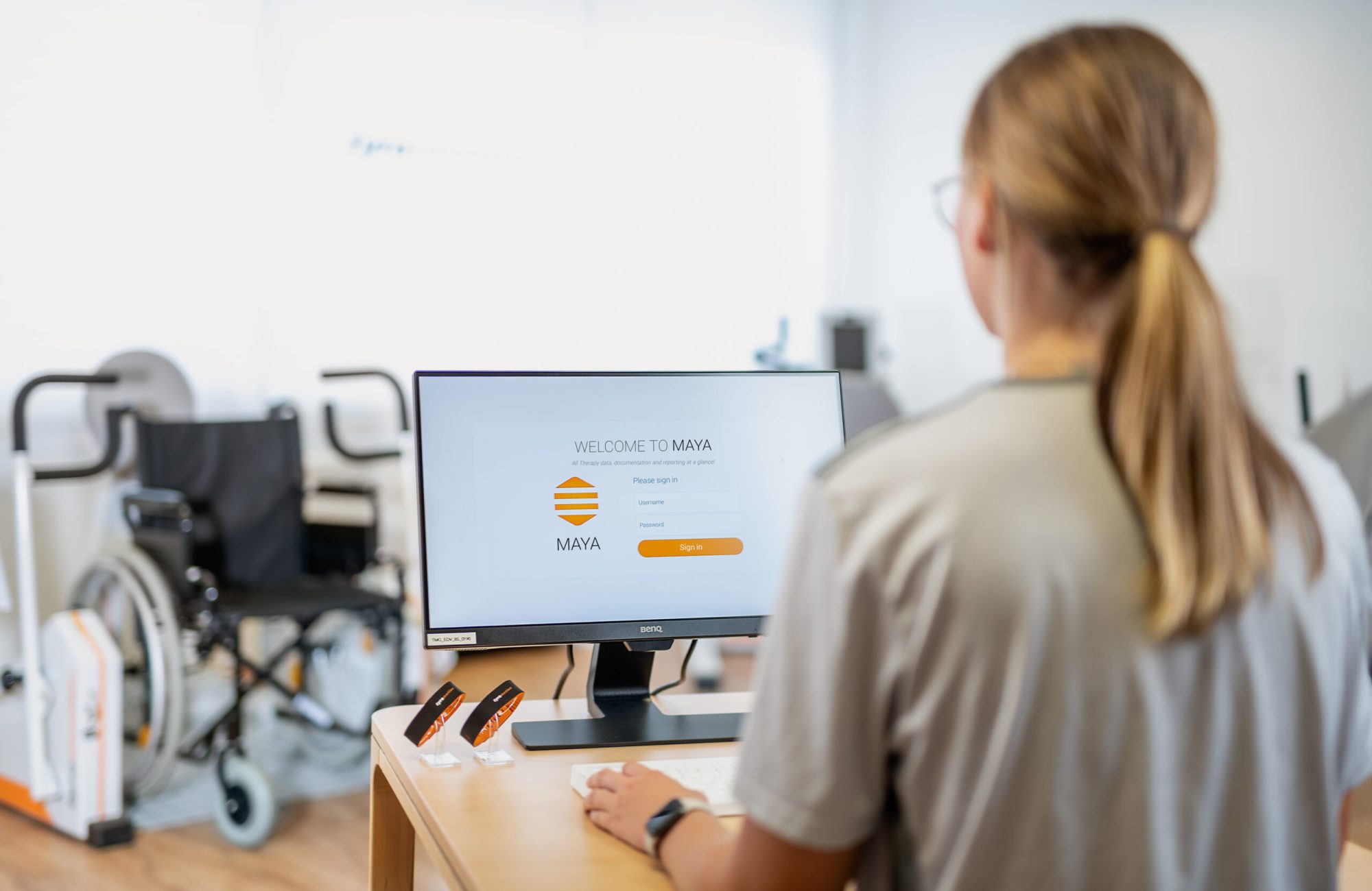 Therapists uses computer