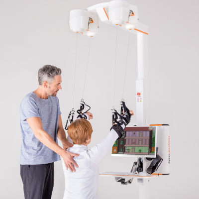 Patient trains with upper limb rehabilitation equipment Diego