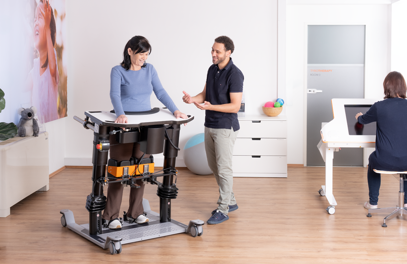 Therapist and Patient train with Elvis in Therapysetting