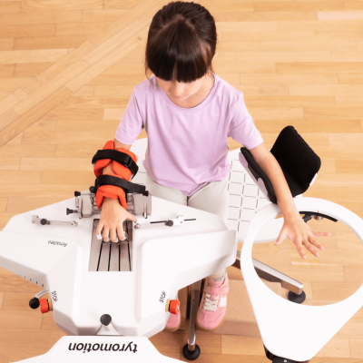 Child trains with Amadeo RMT