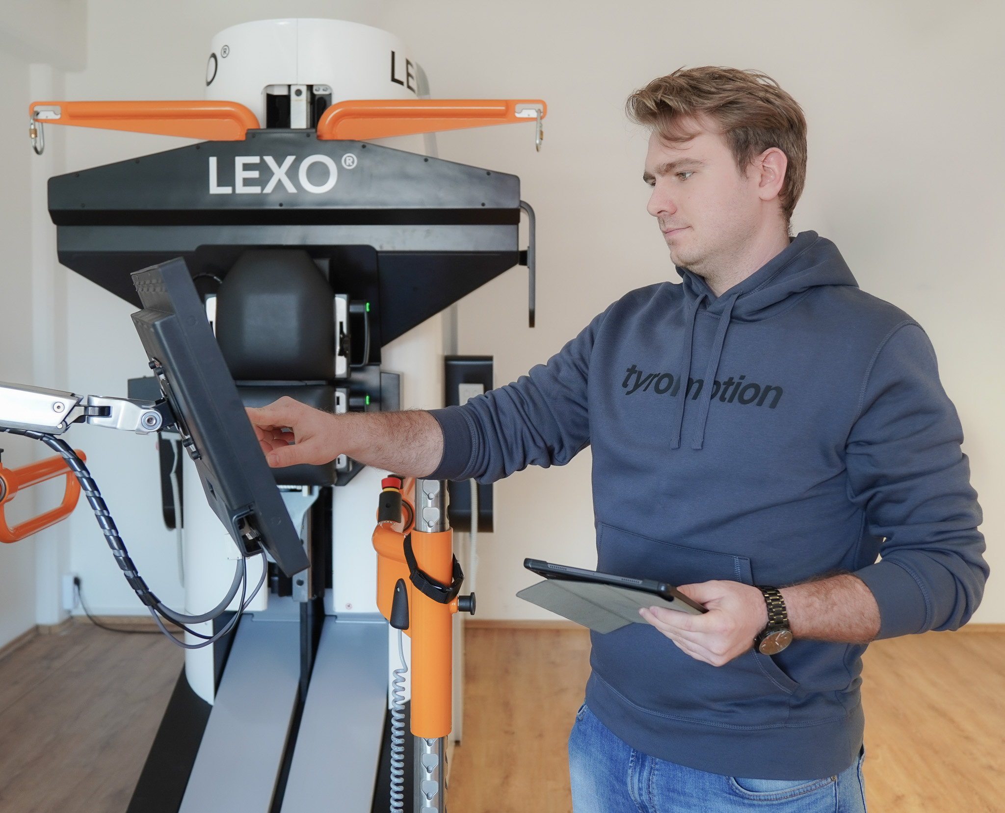 Male Tyromotion employee doing service & customer care activities at Lexo