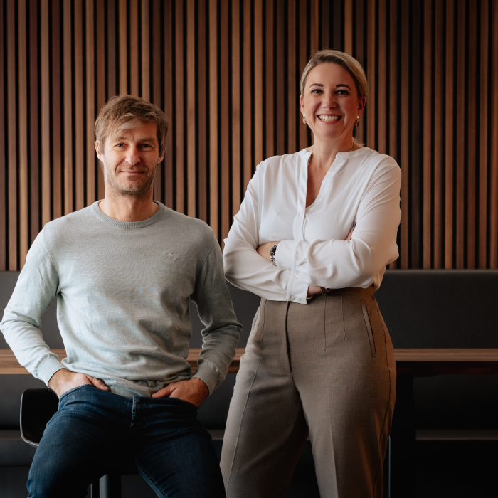 CTO Alexander Kollreider and CSO Verena Schiller in front of a wooden wall
