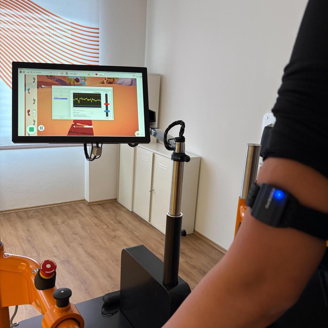 Heart Rate Monitoring at the screen of Lexo, a arm of a person with heart rate monitor