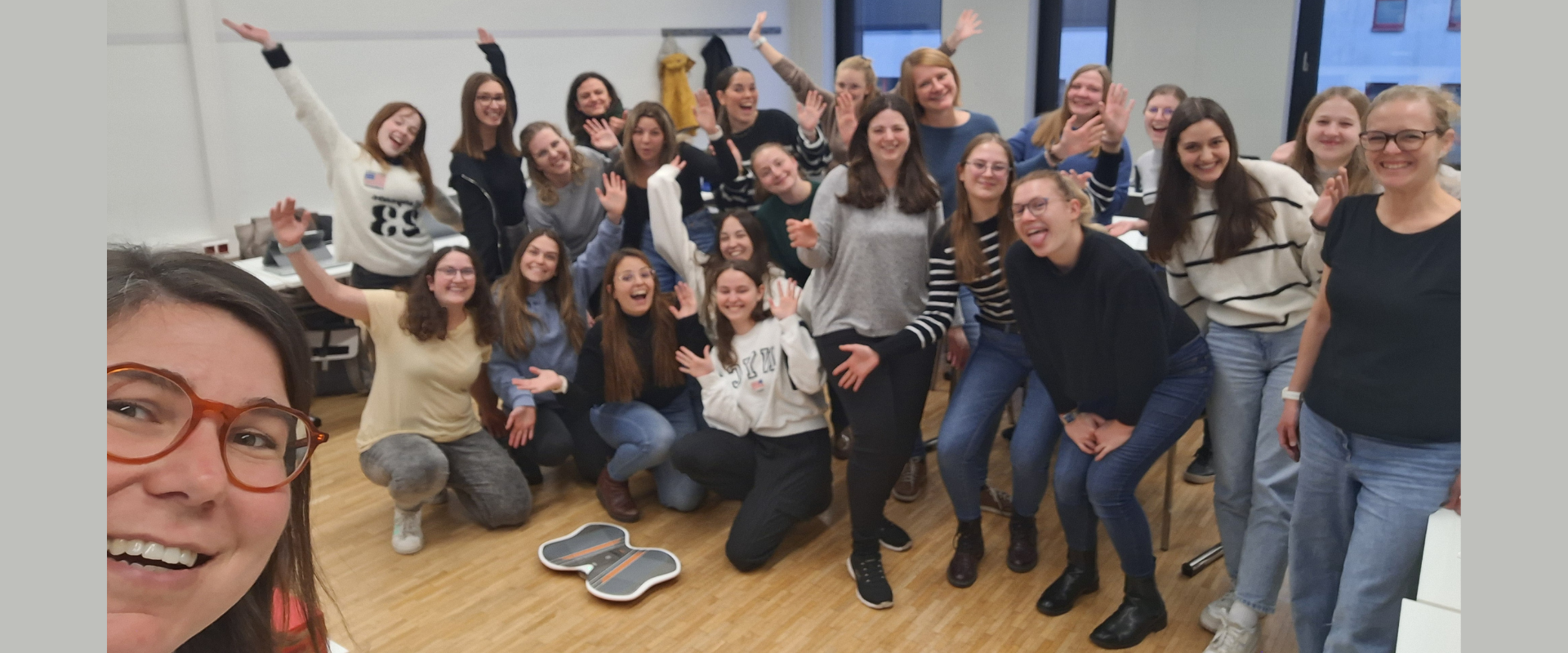 Selfie of our Head of Clinical Application Nicoline with the group of students from IMC University Applied Sciences Krems