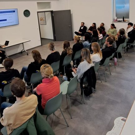 Picture from workshop "Robotik in der Reha" where a lot of people are listening to one person in the front